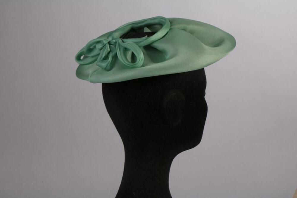 Hoed in lichtgroene nylon met uitgesneden kruin