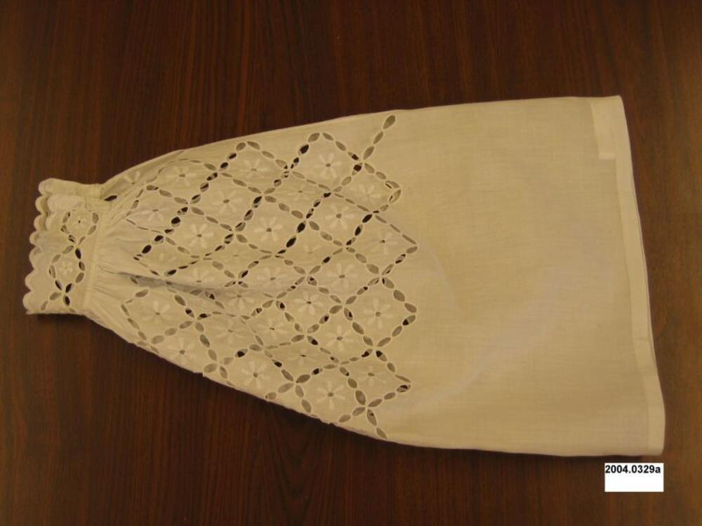 Mouw in wit katoen versierd met broderie anglaise