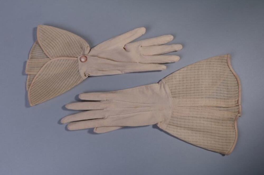 Handschoenen in beige tricot met brede waaiervormige polsboorden in gaas