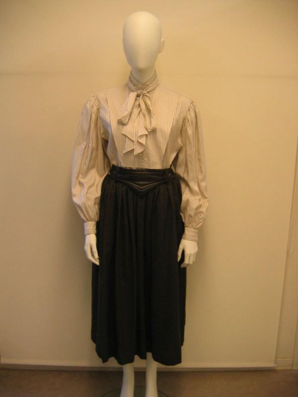 Ensemble bestaande uit rok en blouse