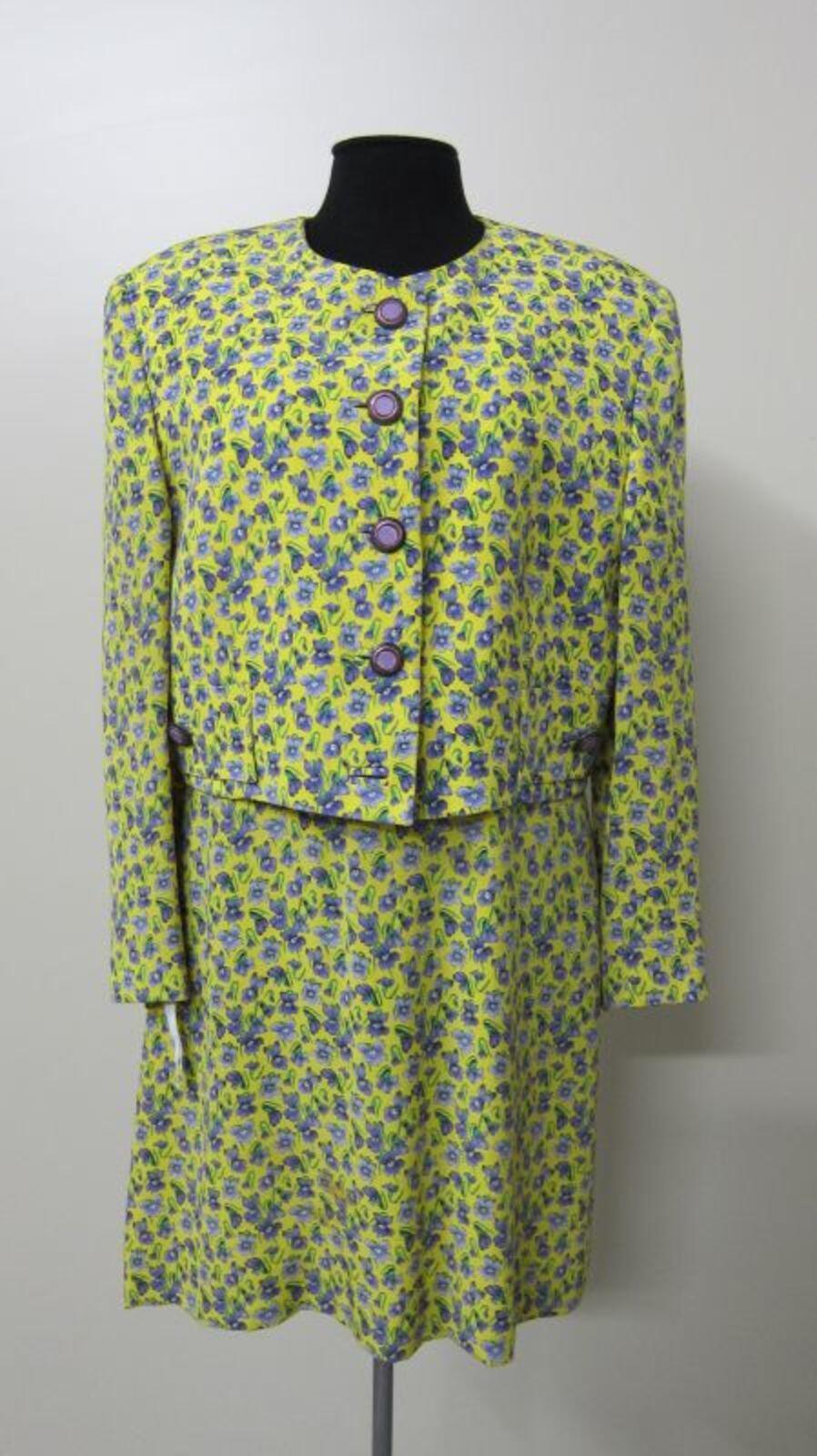 Ensemble bestaande uit jurk en jasje in geel met lila bloemen