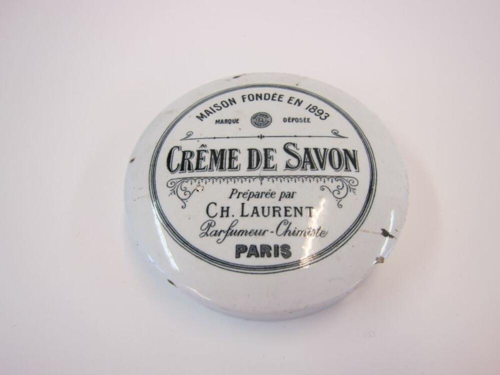 Porseleinen deksel met 'Crème de savon'.