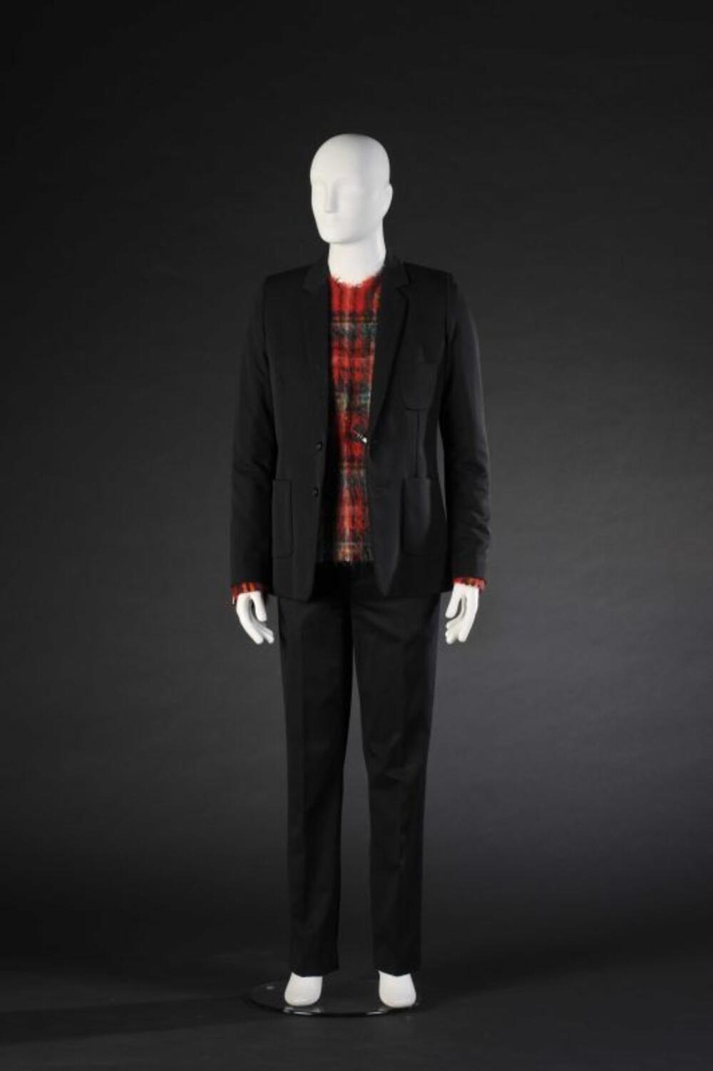 Ensemble bestaande uit zwarte vest en broek, en blouse in Schotse ruit
