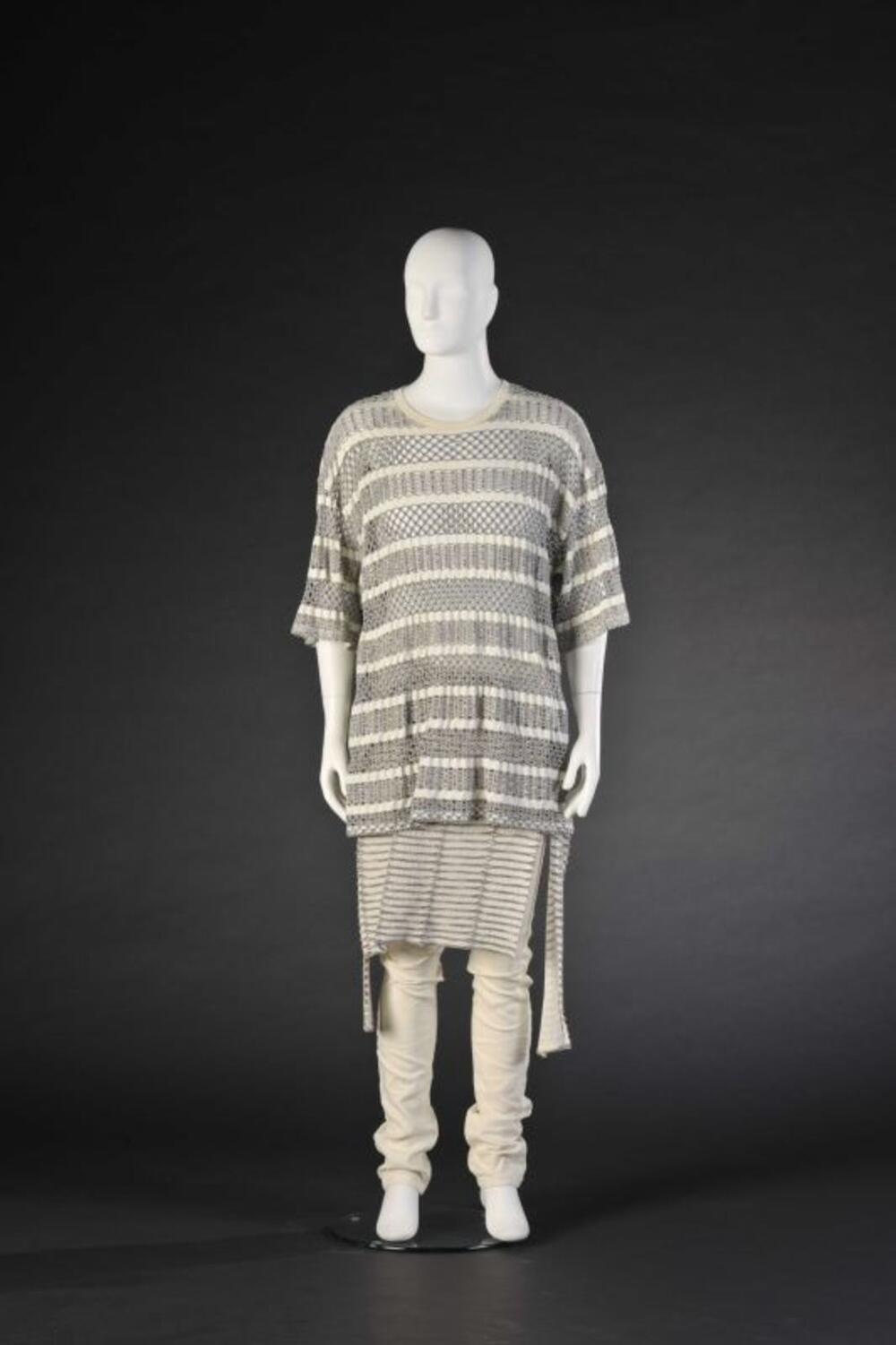 Ensemble bestaande uit ecrukleurige, lange broek en trui met grijze, horizontale panden