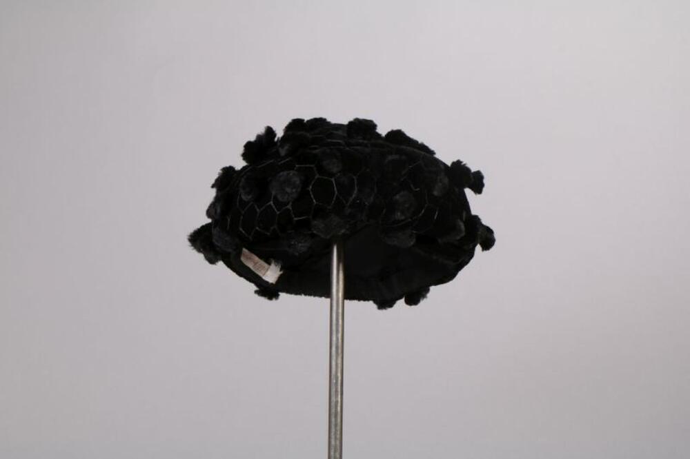 Hoed in zwarte fluweel met zwarte pompons