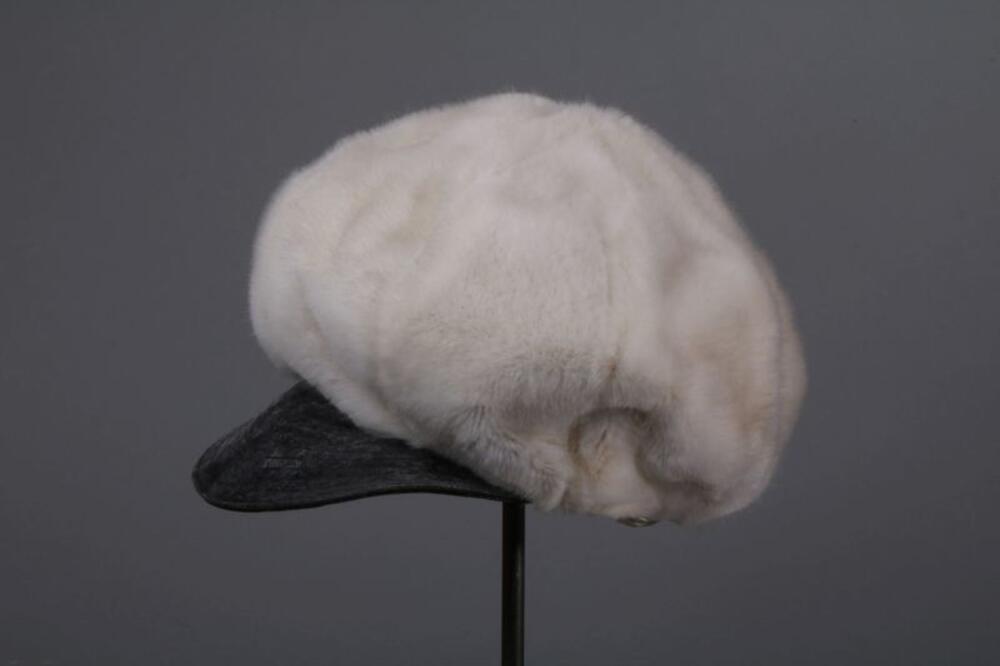 Muts in witte imitatiebont met klep in zwarte skai
