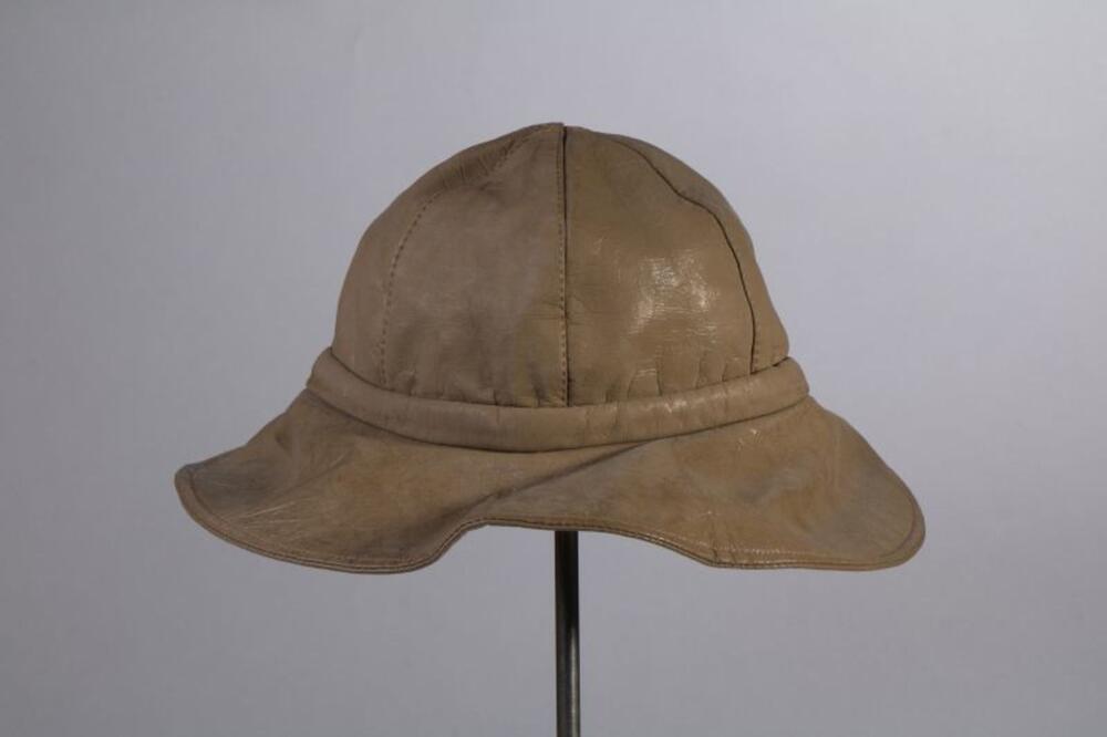 Hoed in beige imitatieleer met brede rand en strik