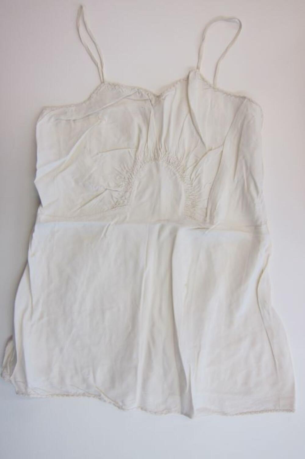 Ensemble bestaande uit onderlijfje en onderbroek in ecrukleurige nylon