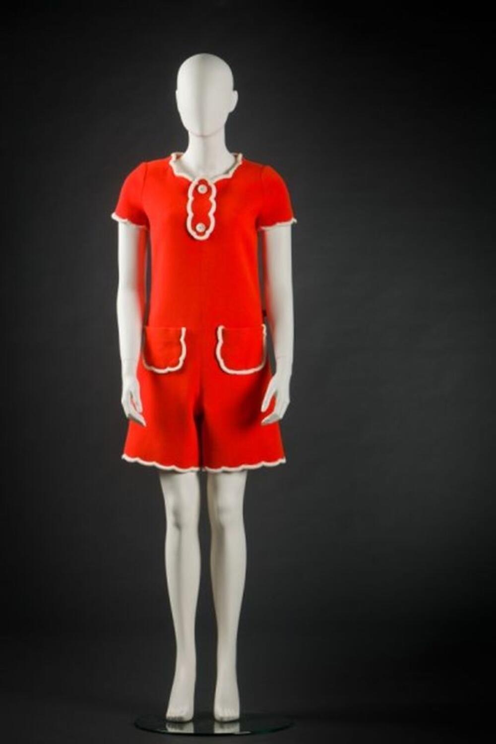 Oranje wollen jumpsuit met witte afwerking