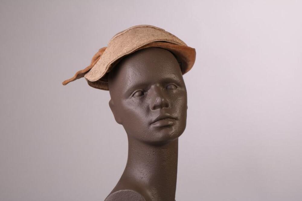 Hoed met geborduurde goudkleurige tekening