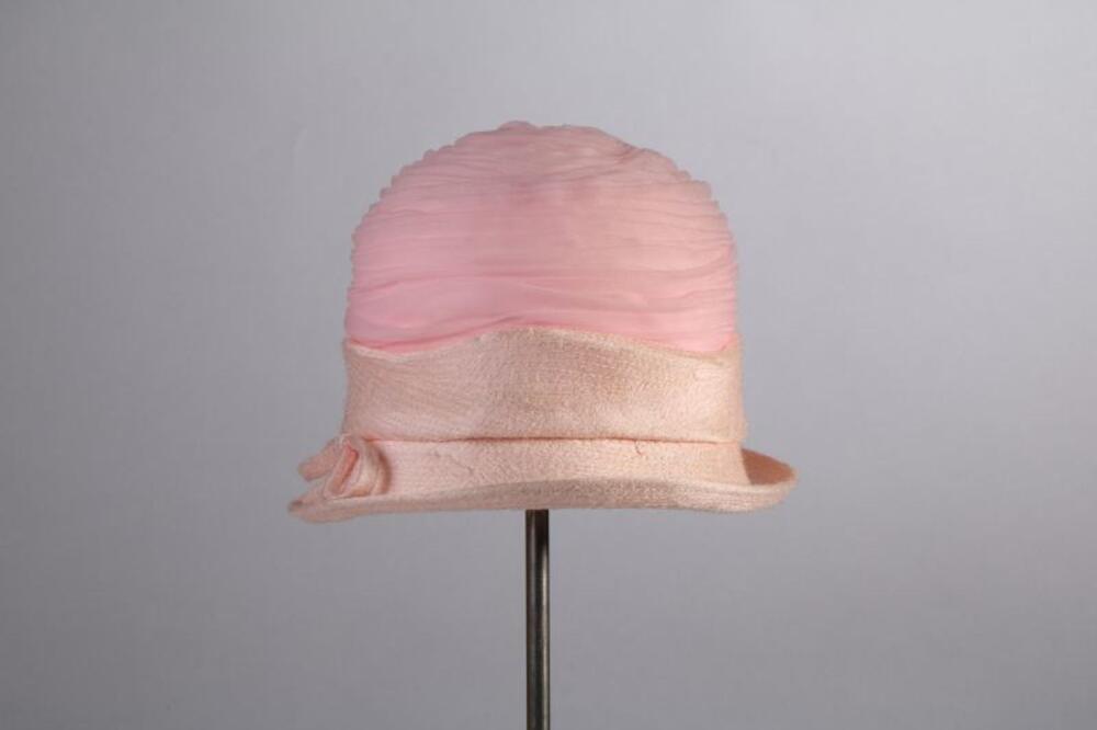 Hoed in roze voile en doorstikte zijde met strik