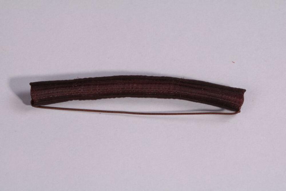 Haarspeld in bruin gaasweefsel en elastiek