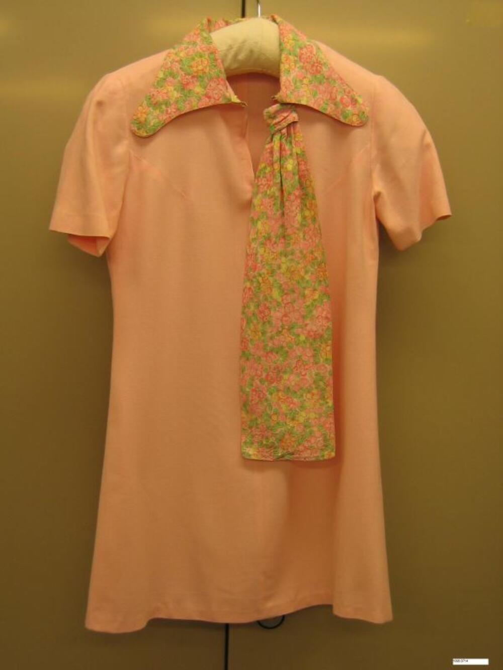 Mini-jurk in roze katoen met bloemen kraag en das