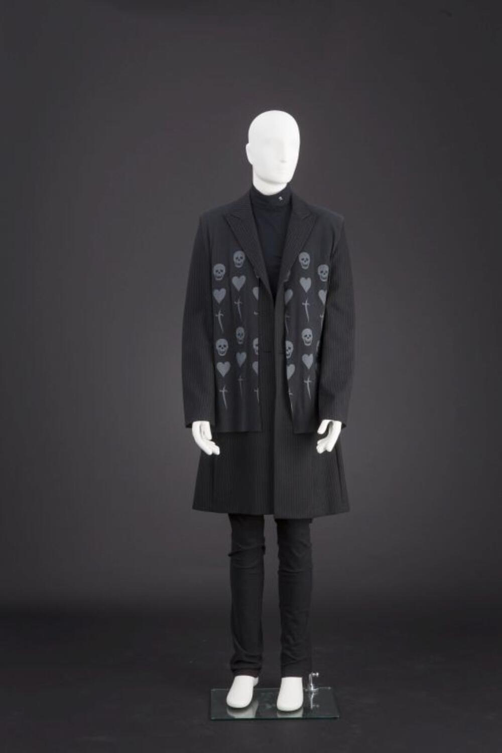 Ensemble bestaande uit zwarte mantel met krijtstreep, zwarte broek, gilet met print en sous-pull