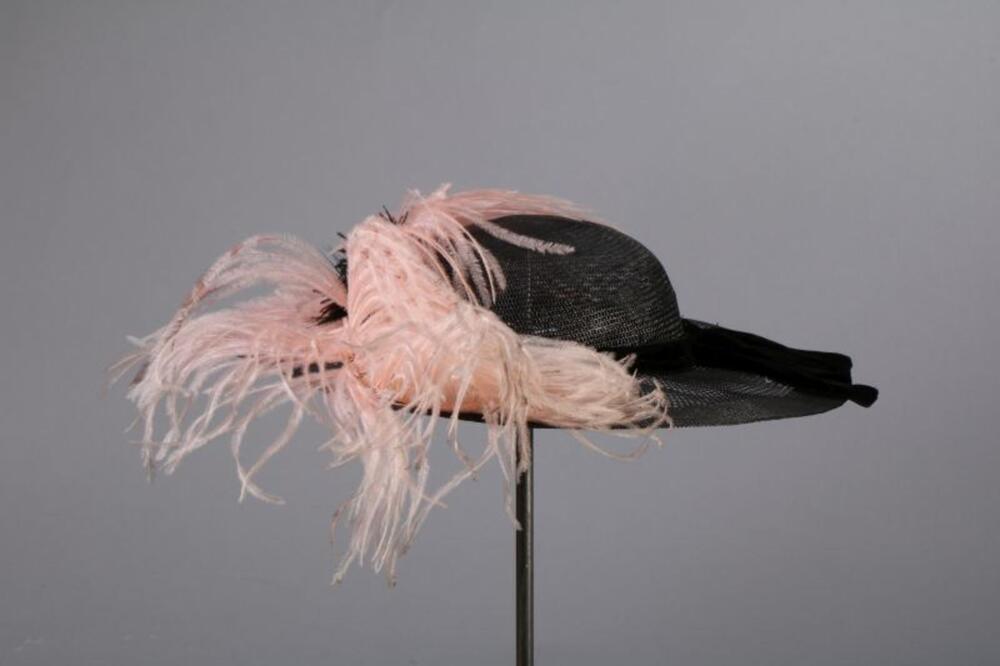 Hoed in zwart transparante stro met roze struisvogelveren