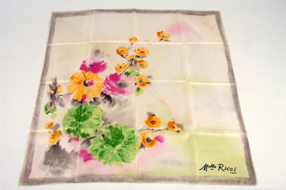 Foulard in ecrukleurige zijde met bloemenprint in originele doos