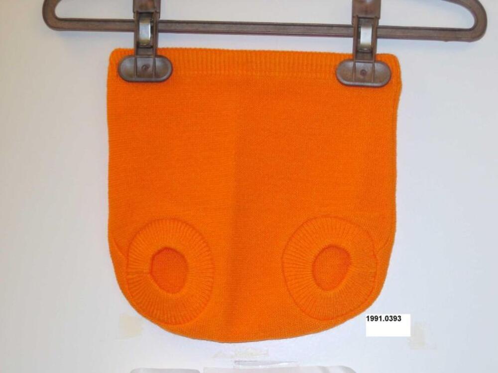 Broek in oranje breiwerk