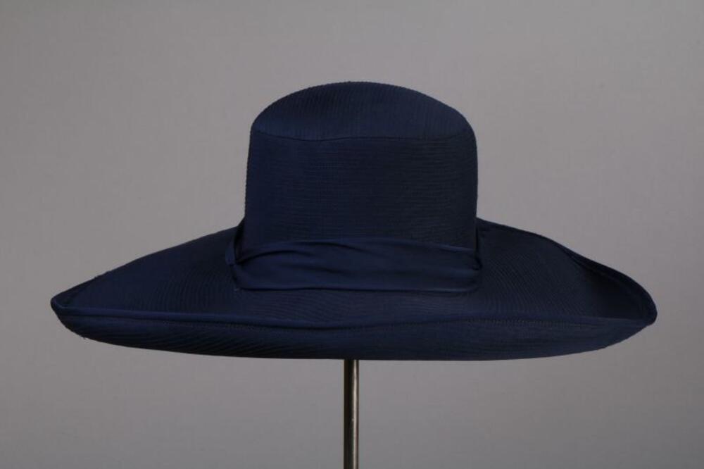 Hoed in donkerblauwe kunstvezel