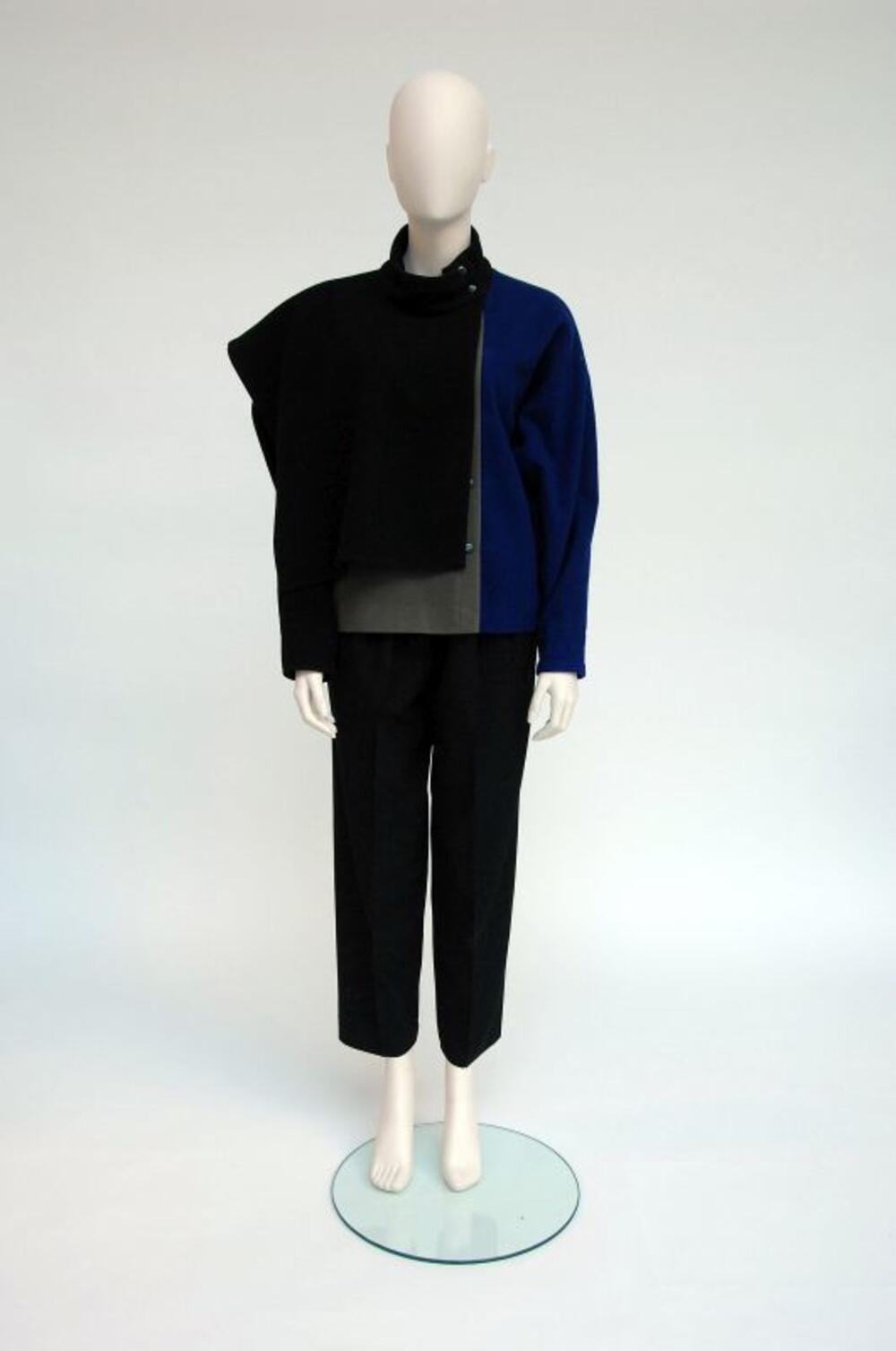 Zwarte, lange broek in synthetische stof