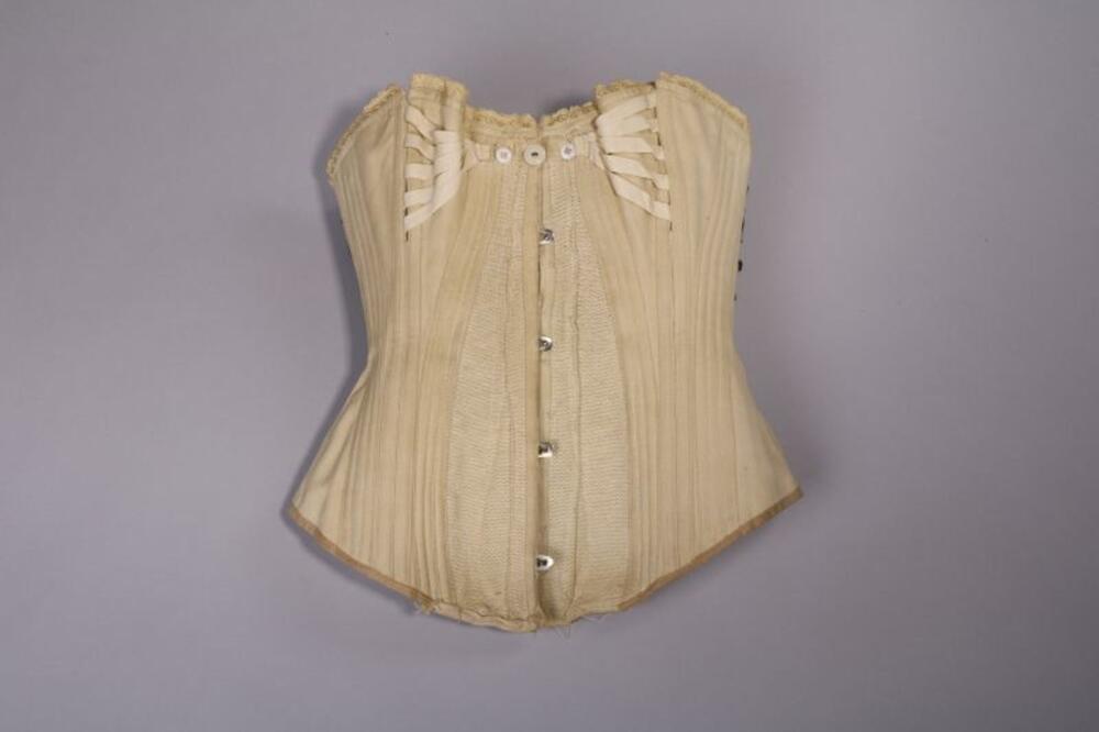 Ensemble bestaande uit S-vormig beige korset, zak en doos