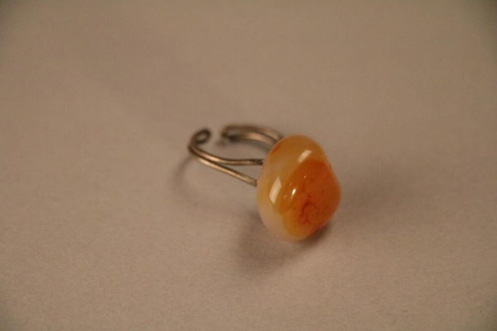 Ring in metaal versierd met beige steen