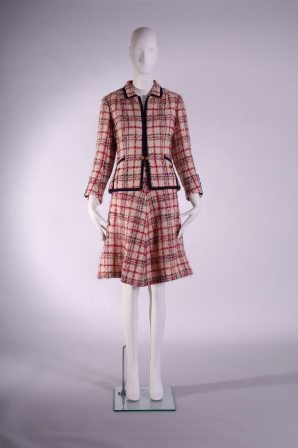 Mantelpak bestaande uit een jasje en een rok in ecru en rode tweed