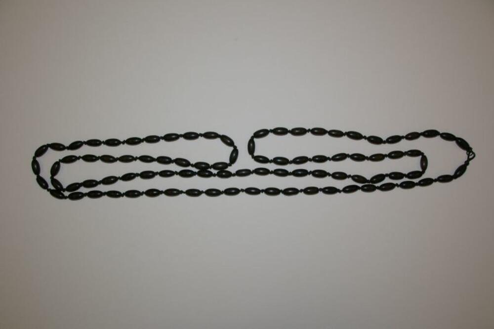 Set met 2 halssnoeren met staafjes in git