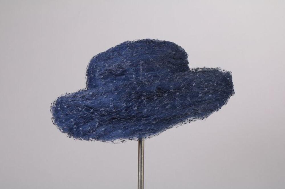 Hoed in donkerblauwe nylon met strik in fluweel en voilette