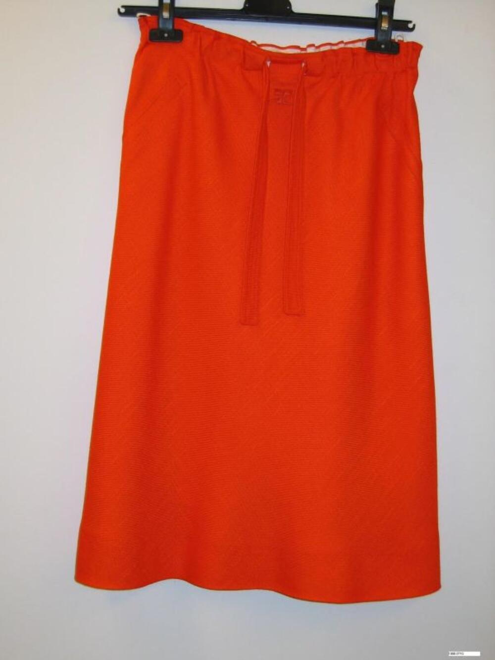 Klokvormige rok in oranje rayonstof