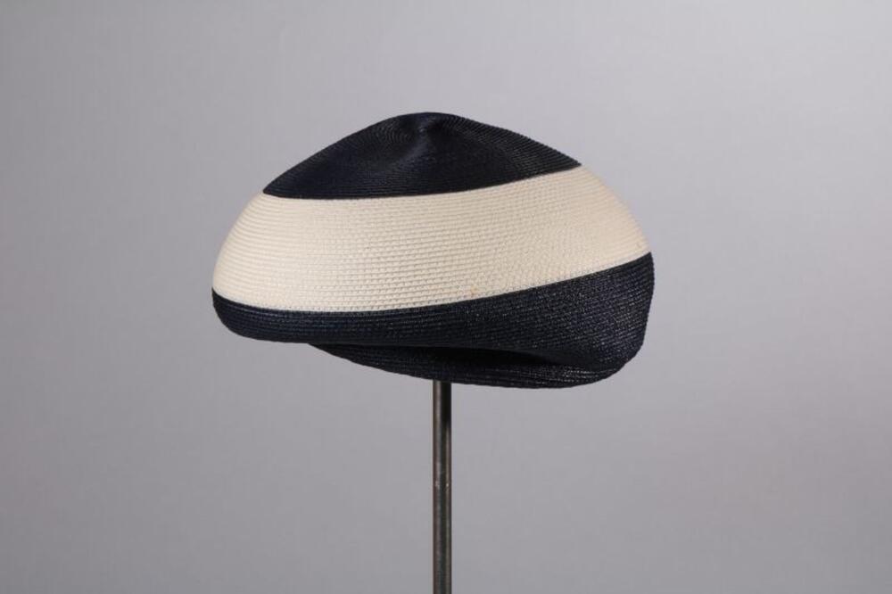 Hoed in blauwe en witte raffia