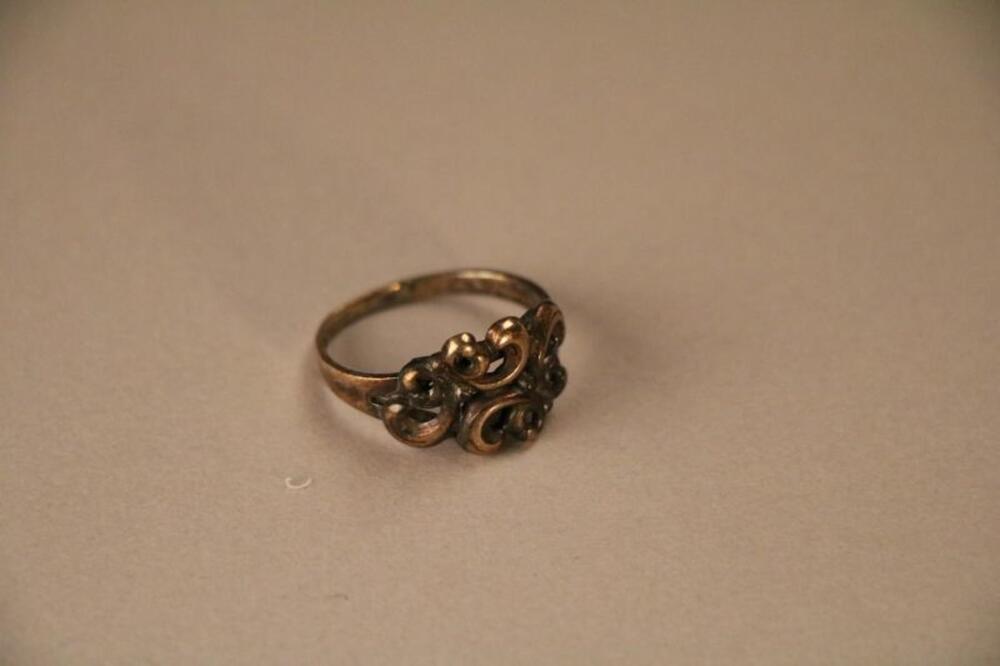 Ring in metaal versierd met gekruld motief
