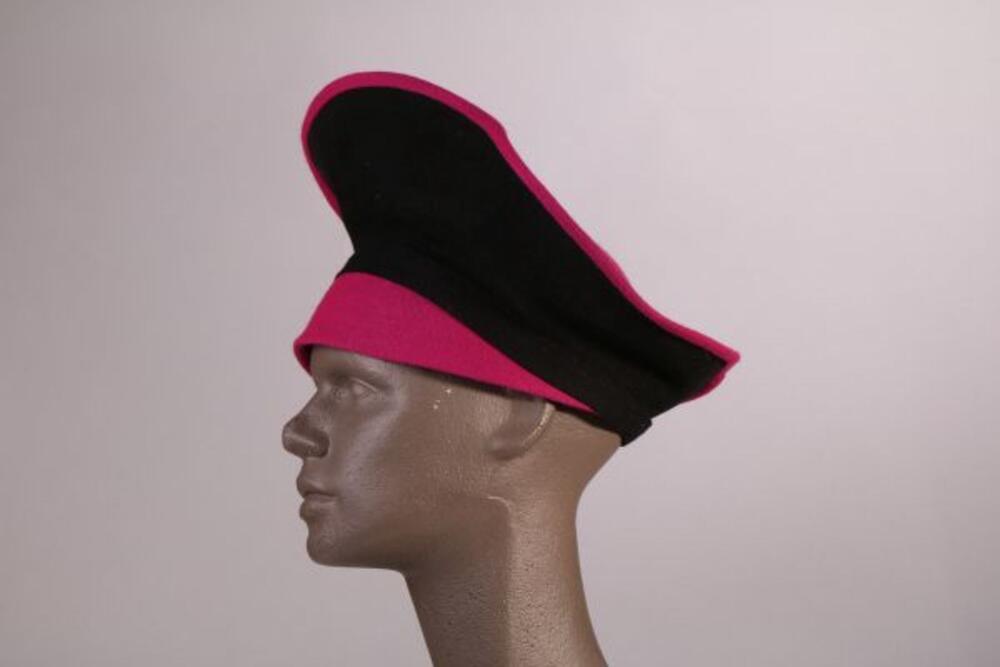 Hoed in fuchsia en zwart met opstaande golvende rand