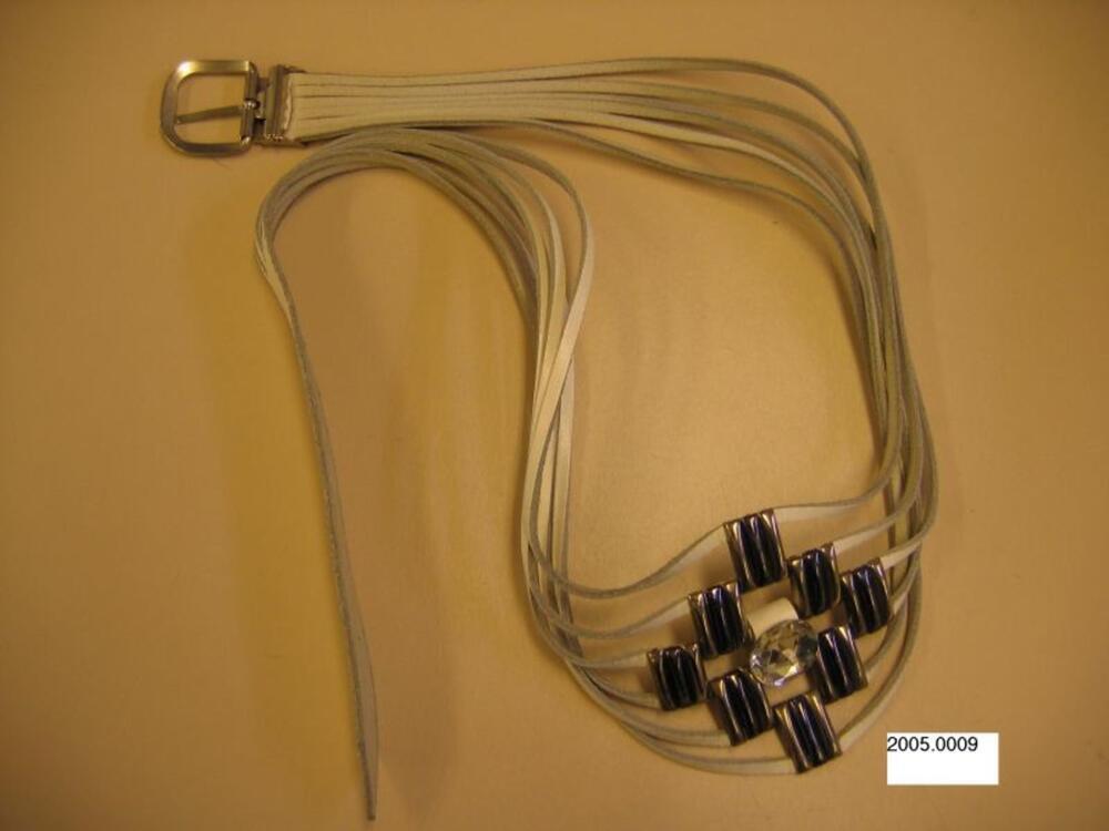 Riem in wit leer met metaalkleurige versiering