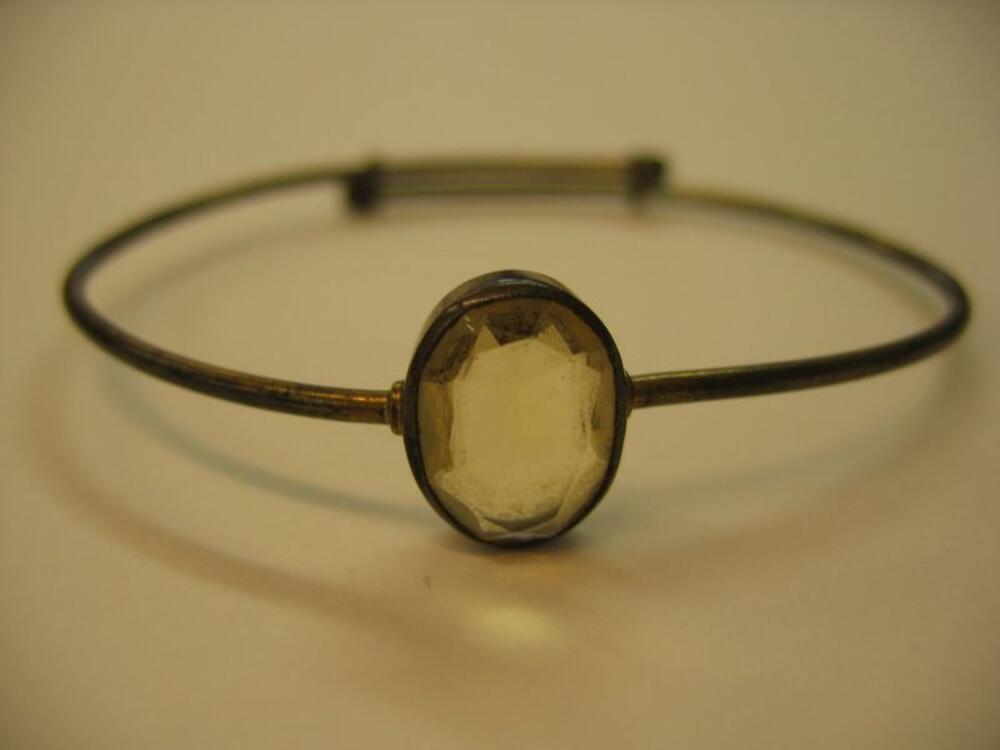 Armband in metaal met ingelegde steen in glas