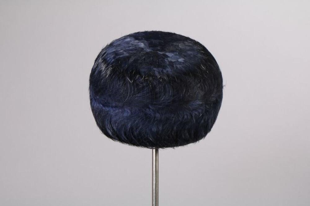 Hoed in blauwzwarte veren met zwarte voilette