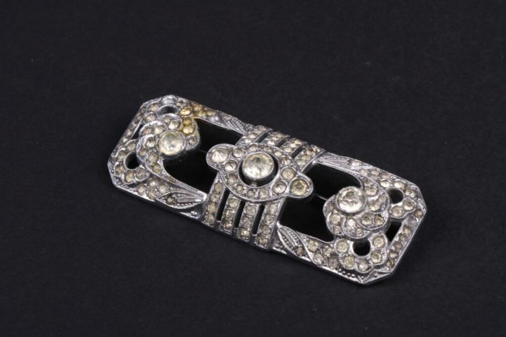 Broche in wit metaal en stras