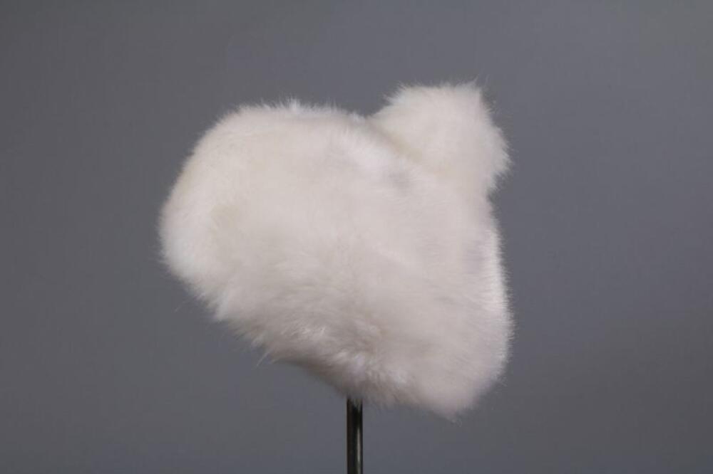 Muts in witte namaakbont met pompon