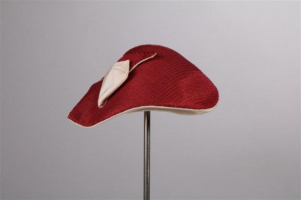 Hoed in rode raffia met ecru ottoman