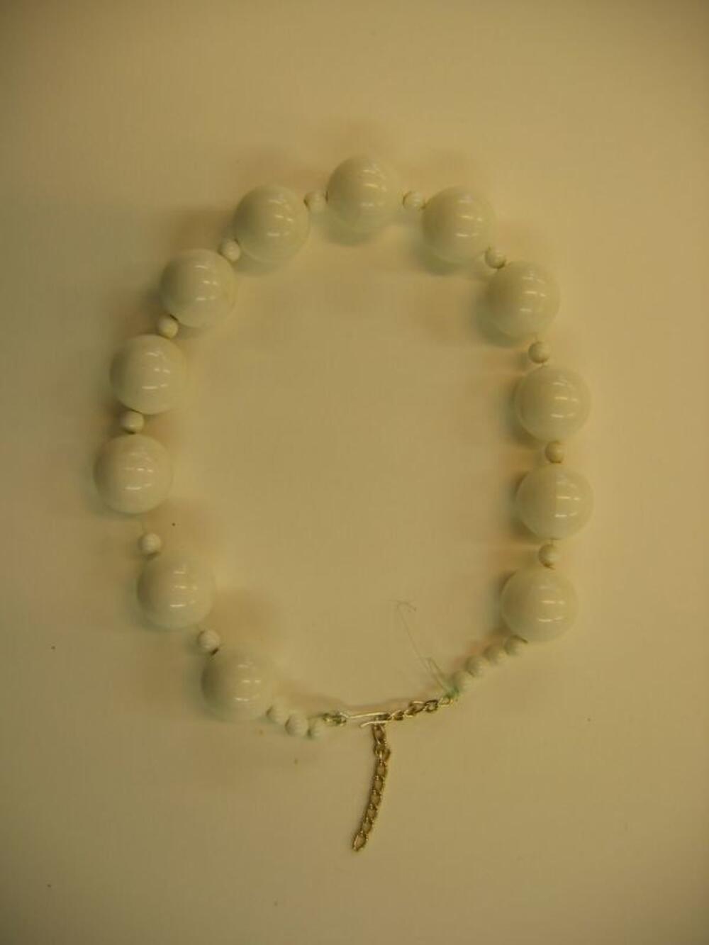 Halsketting uit witte, plastic bollen