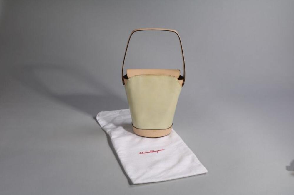 Ensemble bestaande uit kokervormige handtas in ecrukleurig lakleer en leer en bijhorende zak