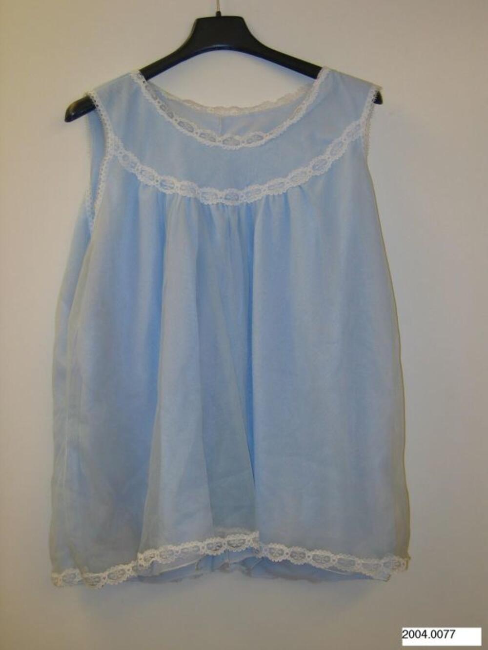 Babydoll in lichtblauwe nylon afgewerkt met witte kant bestaande uit onderhemd en broek