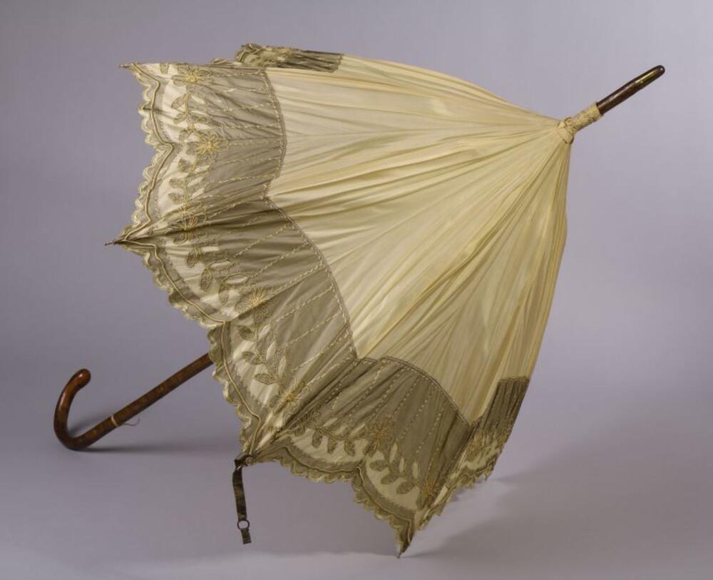 Parasol in lichtgele zijde versierd met appliqué boord