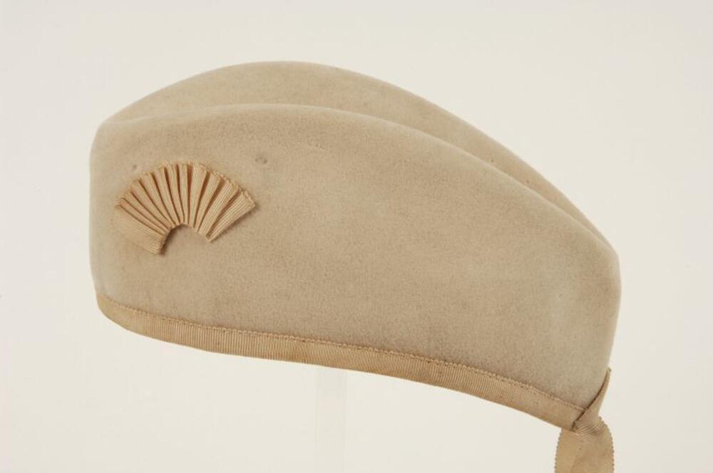 Hoed in beige vilt met waaiervormige versiering