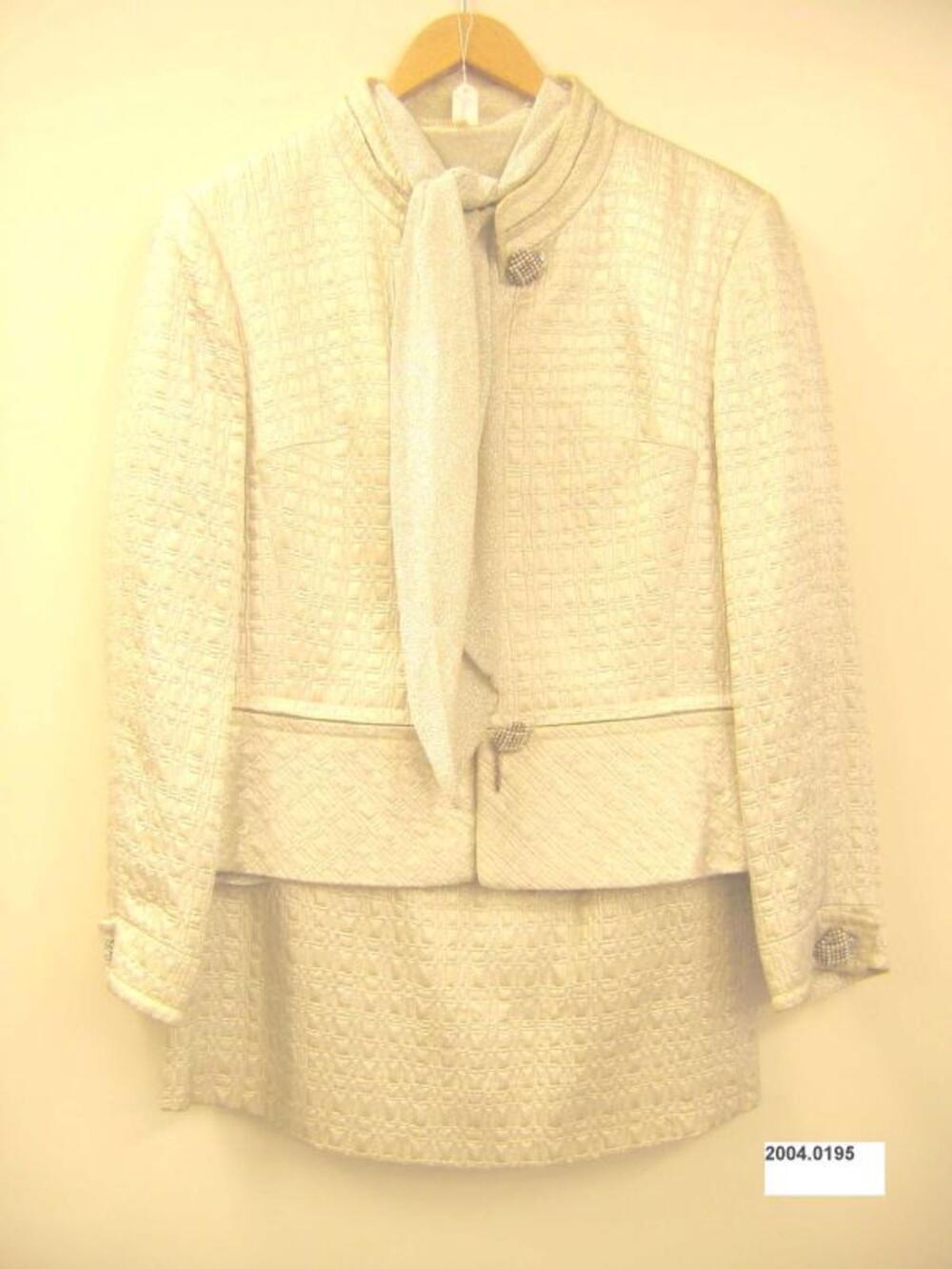 Mantelpak in witte lamé bestaande uit jasje, rok en blouse