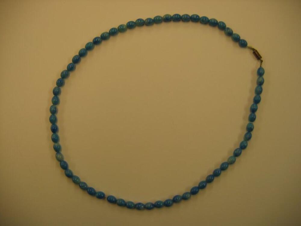 Halsketting van lichtblauwe plastic kralen