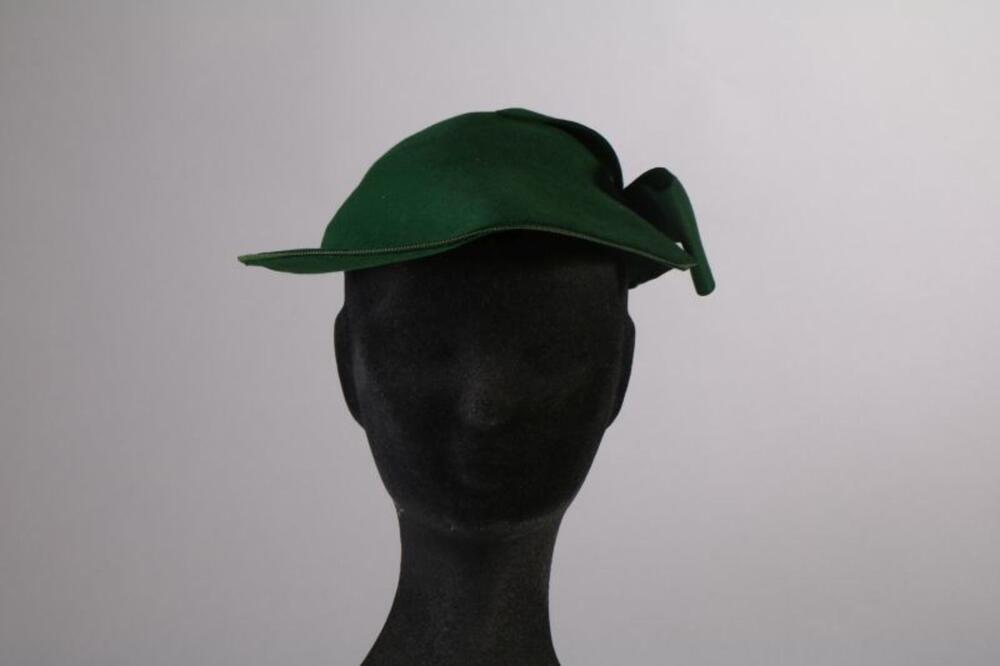 Hoed in groene vilt met lange klep en grote strik