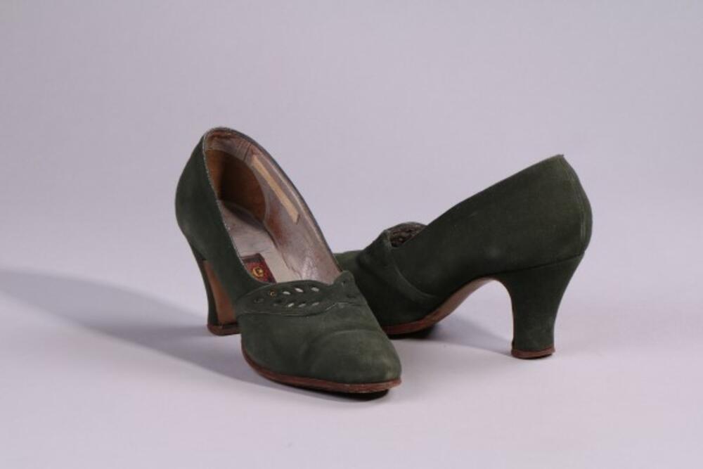 Schoenen in groen daim met uitgesneden versiering