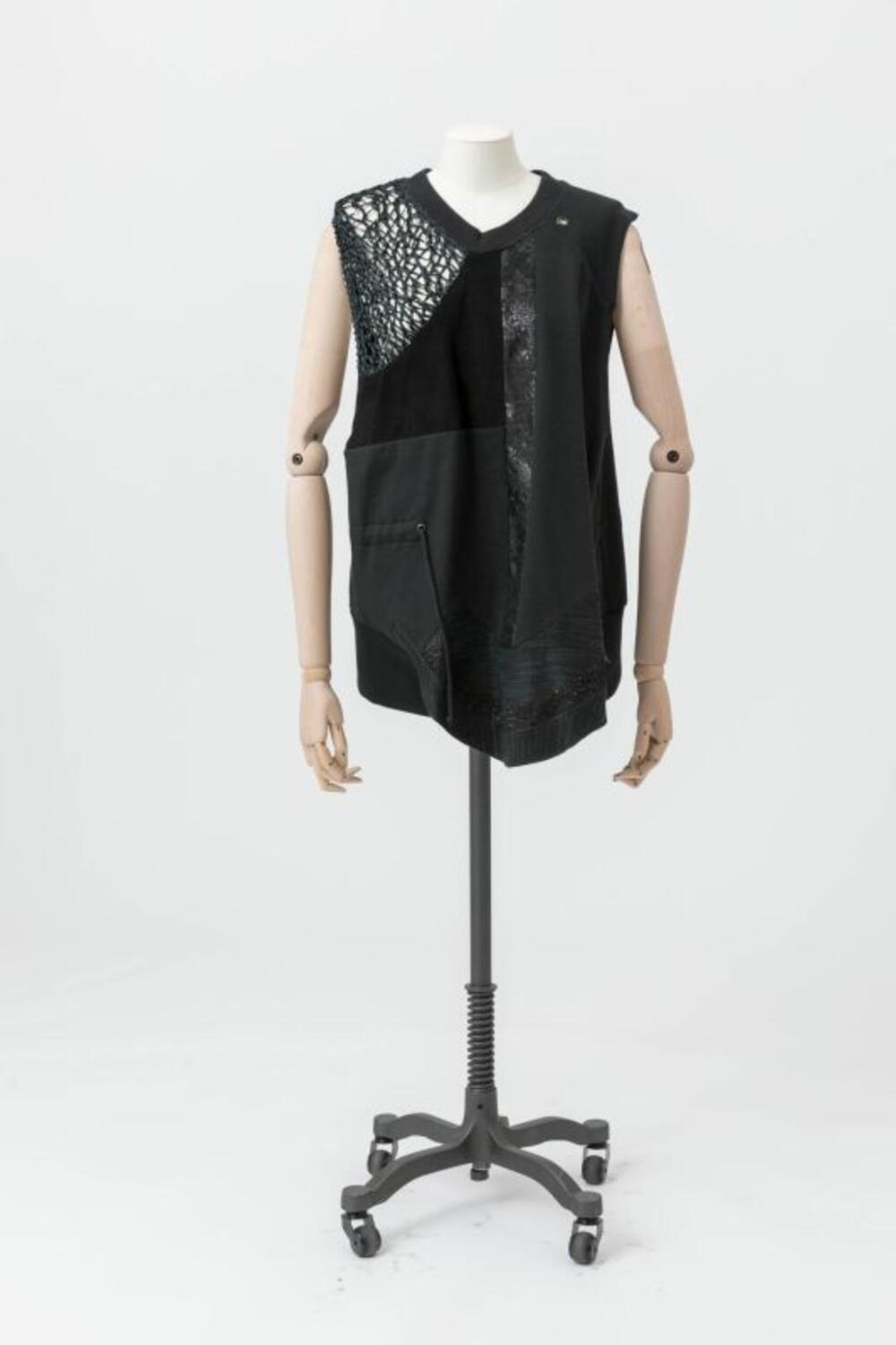 Top in zwarte jersey met accenten van verschillende stoffen