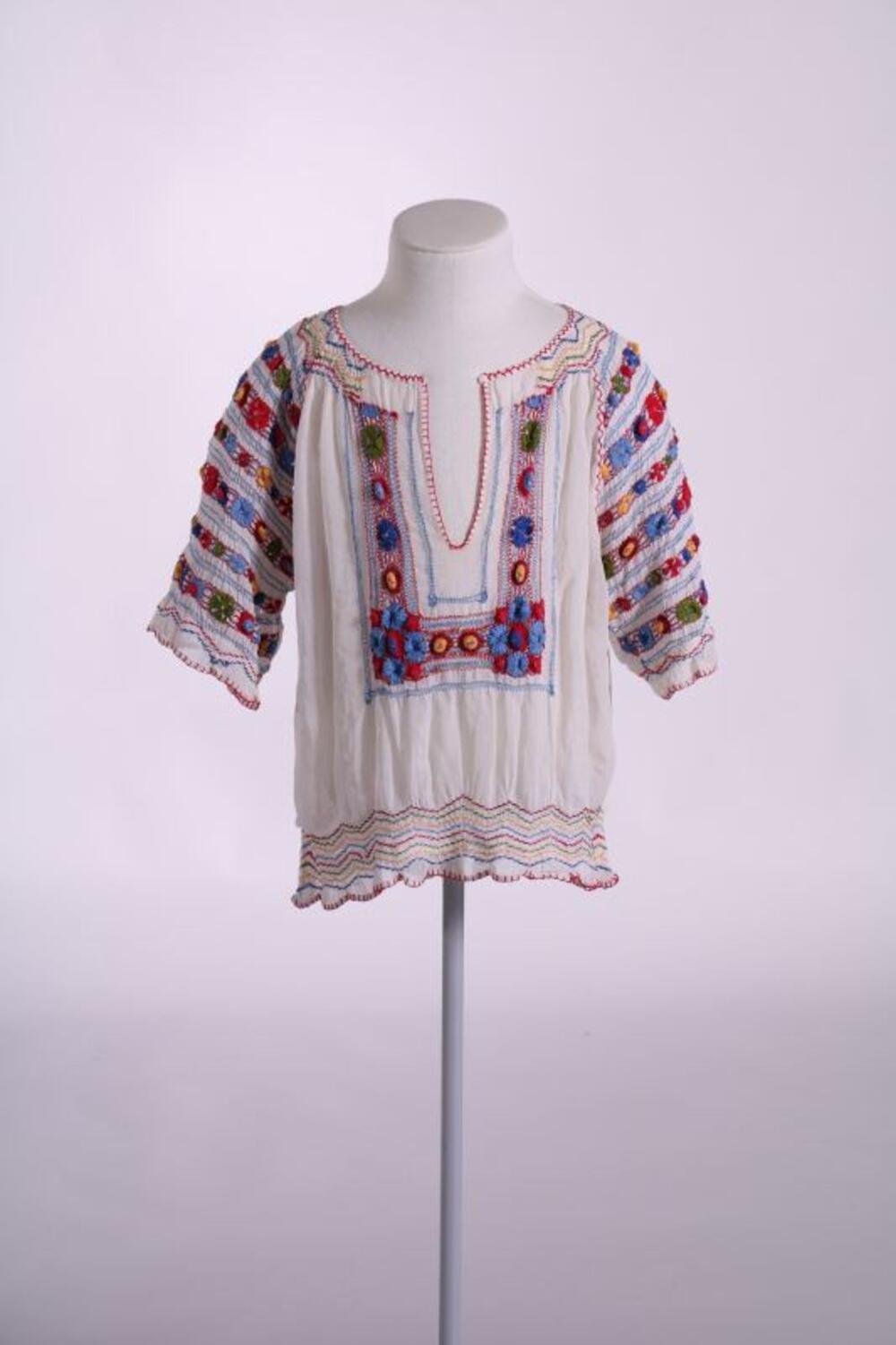 Folkloristische blouse in witte voile met veelkleurig handgemaakt borduurwerk
