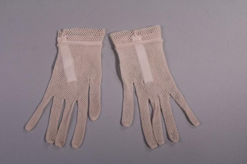 Handschoenen in ecrukleurig elastisch machinaal haakwerk